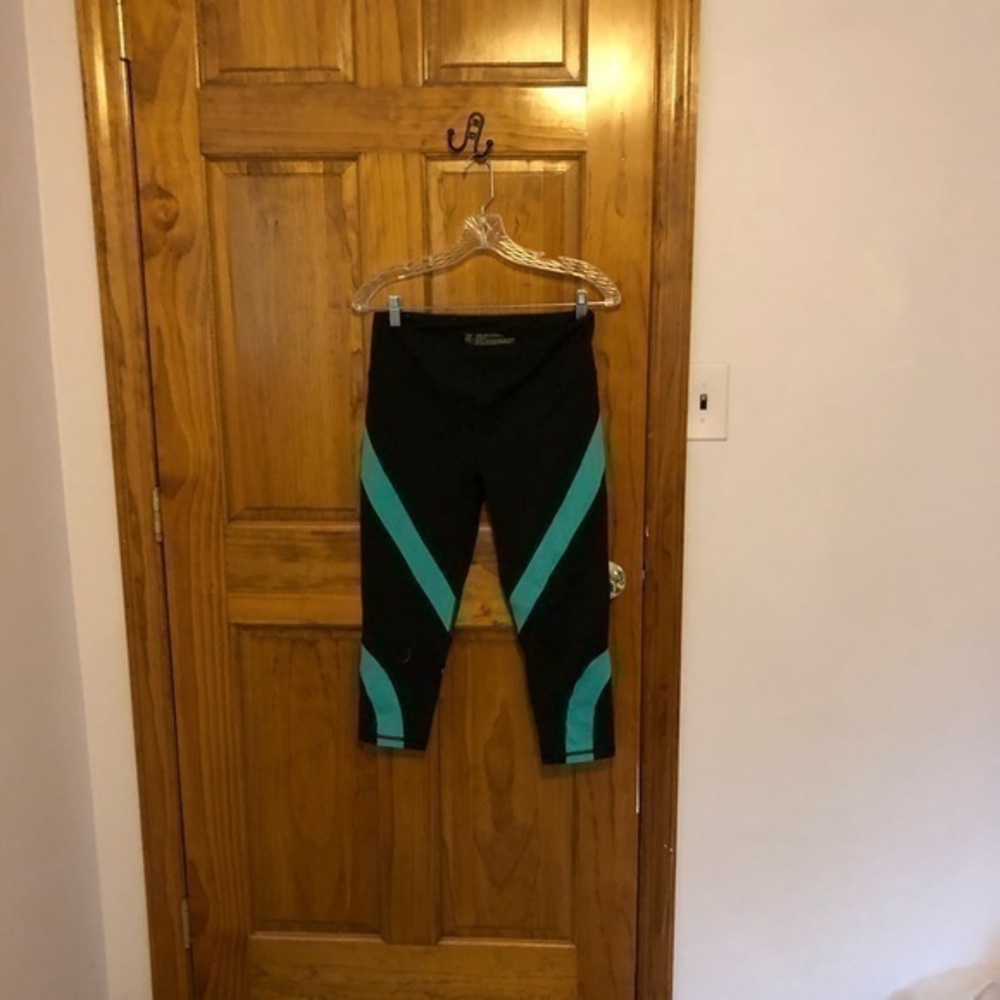 Victoria’s Secret sport Capris leggings Sz M